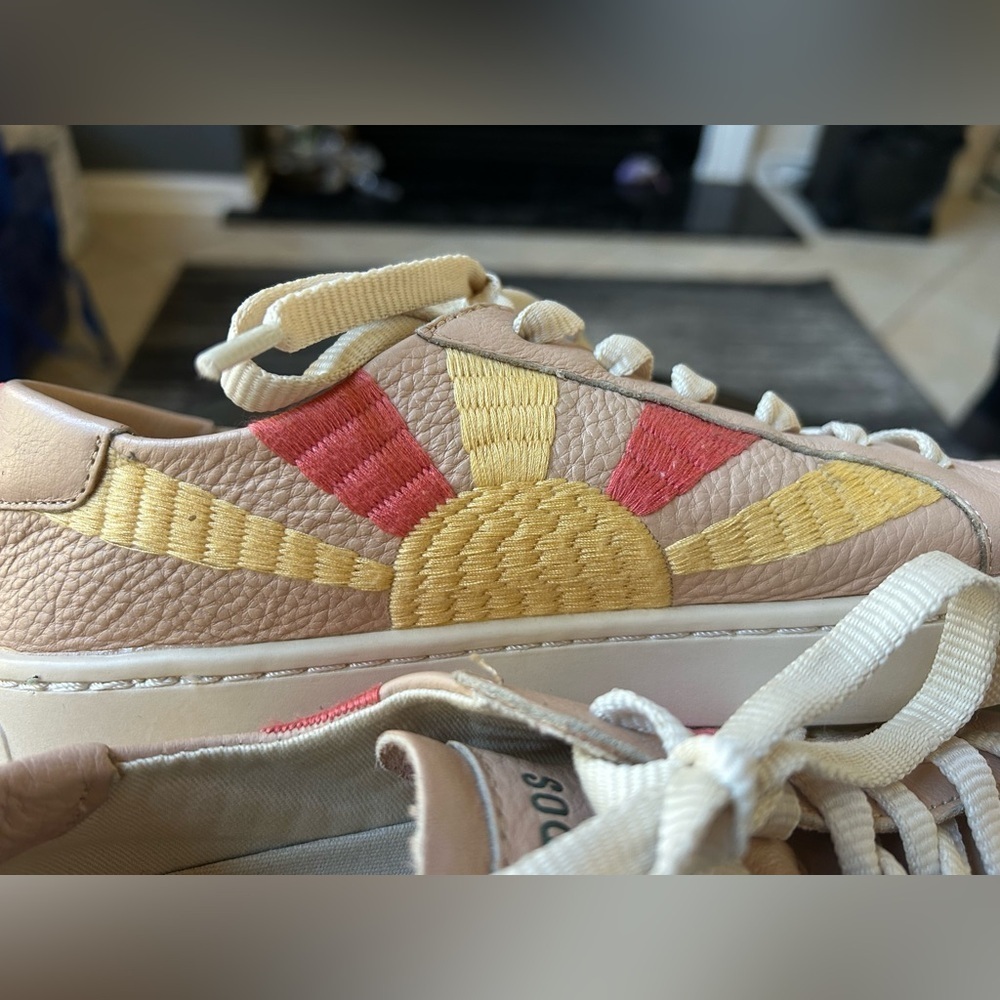 SOLUDOS Women’s Rainbow Wave Chill Out Sneakers - Picture 4 of 9